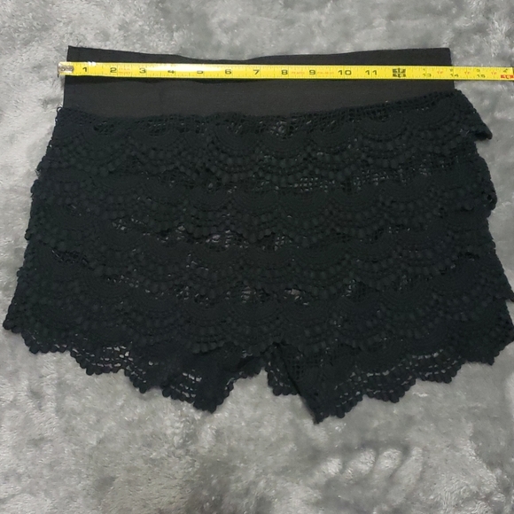 💛5 FOR $20 Sale when bundled💛Black crocheted layered stretchy shorts. - Picture 4 of 4
